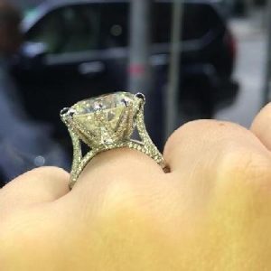 Classic 8-Claw Round Cut Engagement Ring