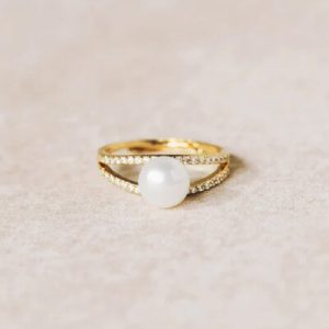 Dainty Pearl & Round Cut VVS Moissante S925 Silver Engagement Ring