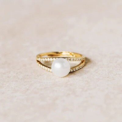 Dainty Pearl & Round Cut VVS Moissante S925 Silver Engagement Ring