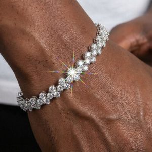 Round Cut Heart Bracelet in White Gold